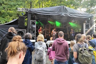 Wie Festivalbesucher am Hauptmannsgrüner Mühlteich den Wetter-Kapriolen trotzen - Die Besucher des Festivals „Labore“ trotzen dem Wetter. Gleich nach dem Regenguss geht es weiter mit Musik, hier die Band Raja.