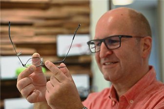 Wie finde ich die perfekte Brille? - Drehen, Knicken, Biegen - moderne Brillenfassungen wie diese sind sehr widerstandsfähig und gehen auch bei unvorsichtiger Behandlung nicht gleich kaputt. Der Chemnitzer Augenoptikermeister Thomas Hermann empfiehlt sie besonders Kindern und Jugendlichen. 