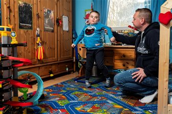 Wie Finn tapfer gegen eine tödliche Muskelschwäche kämpft - Aufstehen und einfach loslaufen, das geht für den zehnjährigen Finn Marx aus der Lausitz nicht mehr. Vater Norman muss immer in der Nähe sein, um zu helfen.