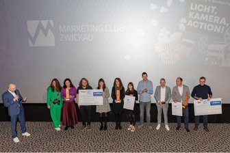 Wie Firmen mit Film Werbung machen: Zwickauer Marketingpreis verliehen - Gemeinsam auf der Bühne des Filmpalasts „Astoria“: die Preisträger des Zwickauer Marketingpreises.