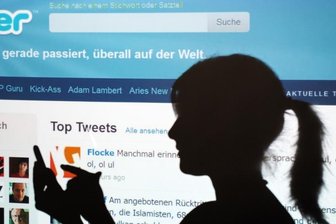 Jugendliche abzuholen, wo sie sich aufhalten - im Internet bei Facebook, Twitter und Co. - ist noch nicht für alle Politiker selbstverständlich. 