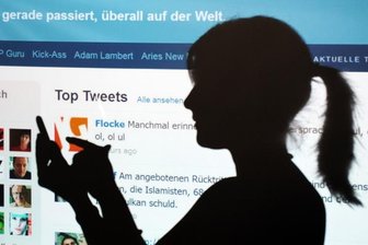Jugendliche abzuholen, wo sie sich aufhalten - im Internet bei Facebook, Twitter und Co. - ist noch nicht für alle Politiker selbstverständlich. 
