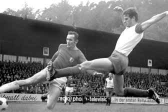 Wie "Fong" Sparwassers Scherz parierte - Alfons Babik (rechts) im Zweikampf mit Klaus Zink. Szene aus dem Punktspiel der DDR-Oberliga zwischen der BSG Wismut Aue und der BSG Sachsenring Zwickau am 3. Oktober 1970 (1:0) vor 10.000 Zuschauern im damaligen Otto-Grotewohl-Stadion (heute Erzgebirgsstadion). 