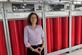 Wie Forscher aus Chemnitz die industrielle Massenproduktion von Wasserstoffsystemen vorbereiten - Sieht in der Produktion von Wasserstoffsystemen ein riesiges Potenzial für die Industrie in Südwestsachsen: Ulrike Beyer, Leiterin der Referenzfabrik H2 im Wasserstoff-Kraftwerk des Fraunhofer-Institut IWU.