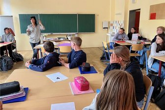 Wie Frau Schiemann die Zeitung in die Schule holt - Die Klasse 8a der Altstadtschule Stollberg mit ihrer Deutschlehrerin Marlen Schiemann an den für die Gruppenarbeit zusammengerückten Tischen.