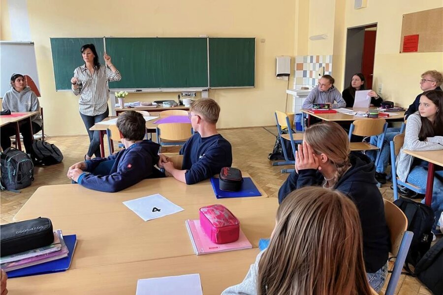 Wie Frau Schiemann die Zeitung in die Schule holt - Die Klasse 8a der Altstadtschule Stollberg mit ihrer Deutschlehrerin Marlen Schiemann an den für die Gruppenarbeit zusammengerückten Tischen. 