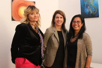 Wie Frauen zum Film gekommen sind - Becky Hellwig (links) und Eden Nares (rechts) freuten sich über den Besuch der Konsulin Lachlyn Soper (Mitte). 