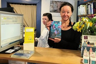 Wie Freiberg in den Bücherherbst startet - Heike Wenige, im Bild mit Mitarbeiterin Iva Tcherniradeva (hinten), empfiehlt das Buch "Die Träume anderer Leute" von Holofernes, der Musikerin und ehemaligen Frontfrau der Band Wir sind Helden.