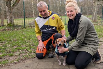 Wie Freiberger Schulen und Firmen das Tierheim stärken - Claudia Schubert (r.) und Marco Scholz (l.) mit Dackel Alf (8 Jahre) vom Tierheim Freiberg.