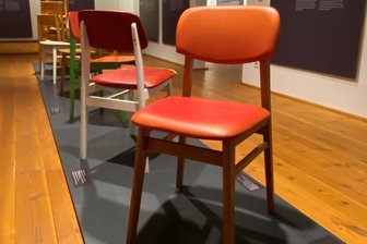 Wie "Freie Presse"-Leser halfen, einen DDR-Stuhl ins Rampenlicht zu ziehen - Eine Ausstellung im Deutschen Stuhlbau-Museum in Rabenau bei Dresden präsentiert derzeit den DDR-Küchenstuhl EW 1192 in verschiedenen Varianten, Informationen zu seiner Herstellung sowie Geschichten über seine Nutzer, darunter von Leserinnen und Lesern der "Freien Presse".