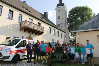 Wie früher bei „Wetten, dass..?“: Dorf im Vogtland steht vor einer besonderen Challenge - Die Rößnitzer sind - mit dem schiefen Turm im Rücken - in Vorfreude auf ihr Turmfest.