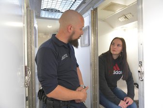 Wie fühlt man sich in einem Gefangenenbus? Ausbildungszentrum Niederbobritzsch bietet ungewöhnliche Einblicke - 