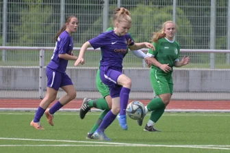Wie für den FC Erzgebirge Aue ein vermeintlicher Selbstläufer zum Albtraum wird - Die Auerin Enya-Melina Loos behauptet in dieser Szene den Ball. Doch die verlorene erste Halbzeit gegen Reichenbrand konnten sie und ihr Team nicht mehr wettmachen.
