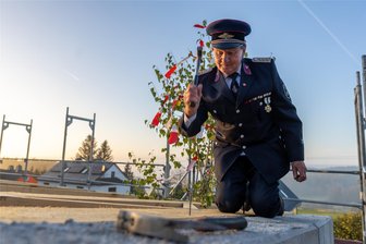 Wie für die Feuerwehr von Vogelsgrün ein großer Wunsch wahr wird - Der 75-jährige Günter Heine, der der Vogelsgrüner Wehr seit 58 Jahren angehört, schlug den letzten Nagel ein.