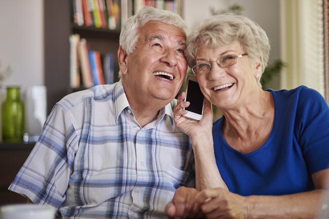 Wie funktionieren eigentlich Optionsscheine? - Smartphones erleichtern Senioren den Alltag.
