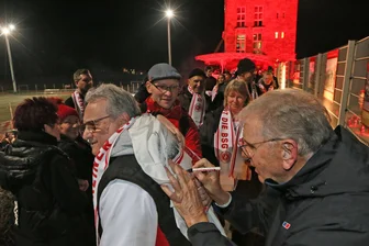 Wie Fußball-Zwickau das Europapokal-Jubiläum feierte: Die emotionalsten Momente und die schönsten Bilder - Die Zwickauer Europapokal-Helden von 1976 mischten sich am Dienstagabend im Westsachsenstadion unter die Fans. Hier schreibt Torwart-Legende Jürgen Croy (rechts) Autogramme.