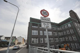 Wie fußgängerfreundlich ist die Chemnitzer Straße in Limbach-Oberfrohna? - Mit dem Projekt „Wegecheck“ sollen unter anderem die Gehwege rund um die Fels-Schule an der Chemnitzer Straße mit Experten überprüft werden. Anwohner können sich beteiligen.