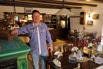 Wie Gastronomen in Hohenstein-Ernstthal auf die gestiegene Mehrwertsteuer reagieren - Der Besitzer des Goldenen Hirschs Ronny Müller in Bernsdorf hat seine Speisekarte an die gestiegenen Preise angepasst.