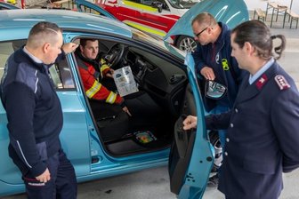 Wie gefährlich brennende E-Autos sind - Vier E-Autos konnten begutachtet werden. Im Foto Lutz König, Referatsleiter Aus- und Weiterbildung im Kreisfeuerwehrverband, Benjamin Liebold, Leiter des Praxisteils, Andres Ebert, stellvertretender Wehrleiter Rothenkirchen und Andreas Böhm, Gemeindewehrleiter Bergen. 
