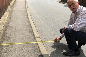 Wie gefährlich ist der Gehsteig an der Chemnitzer Straße in Zschopau? - Werner Midge misst an der engsten Stelle des Fußweges knapp 80 Zentimeter.