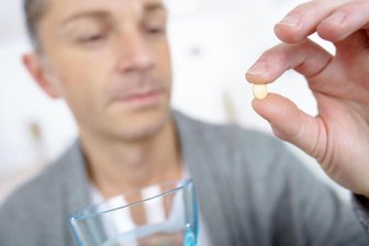 Wie gefährlich sind Schmerzmittel, Herr Professor? - Die naheliegende Lösung für viele, wenn der Schmerz schnell verschwinden soll.