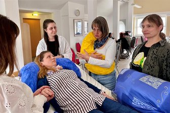 Wie geht das mit dem Sterben? Spezielle Weiterbildung für Pflegekräfte und Heilerziehungspfleger in Schwarzenberg klärt auf - Interessiert lauschen die Pflegefachkräfte den Erläuterungen der Dozentin Barbara Hartmann aus Erdingen (2. v. r.), die den Fachkurs zum Thema Palliativbetreuung leitete. Hier ging es um schmerzfreie Positionierung.