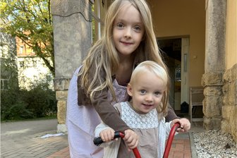 Wie geht es meinem Kind in der Kita? Ein Besuch vor Ort - Wer eine große Schwester in der Kita hat, hat schon mal eine Spielgefährtin.