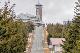 Wie geht es mit dem Tourismus am Fichtelberg weiter? - "Was seit vielen Jahren fehlt, ist ein alles umrandendes touristisches Gesamtkonzept", sagte Bürgermeister Jens Benedict letzten Sommer. Das soll sich am Fichtelberg nun ändern. Erste Schritte ging die Stadt Oberwiesenthal bereits.