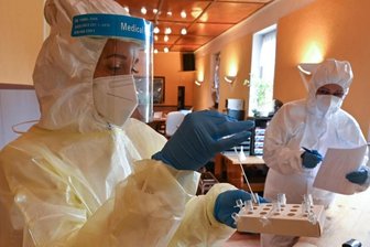 Wie geht es mit den Corona-Teststationen in Chemnitz weiter? - Das Testzentrum am Schulberg 5a in Glösa wird vom einheimischen Unternehmen Medizinische Transporte & Dienstleistungen betrieben. Es soll auch weiterhin geöffnet sein. Peggy Weikert (links) und Steffi Wolf-Ferroni analysierten am Mittwoch Coronatests.