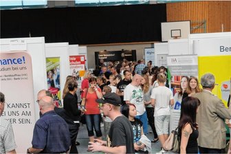 Wie geht es nach dem Abi weiter? Studienmesse im Erzgebirge will Wege aufzeigen - In der Silberlandhalle in Annaberg-Buchholz findet eine Studienmesse statt.