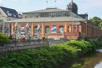 Wie geht es rund um die Chemnitzer Markthalle weiter? - Ein Stück altes Chemnitz am Rande der Innenstadt: die Markthalle am Ufer der Chemnitz, vorn links der Freibereich des Lokals "Diebels Fasskeller". Vom Seeberplatz führt eine Treppe ein Stück zum Fluss hinab.