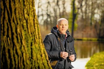 Wie geht es Sachsens Vögeln? - Ornithologe Winfried Nachtigall muss noch nicht mal hinschauen, um die Vogelarten im Neschwitzer Park zu erkennen.