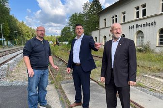 Wie geht es weiter mit dem maroden Bahnhof von Bad Brambach? - Torsten Schnurre mit Thomas Hennig (Mitte) und Andreas Heinz (rechts) 2024 am Bahnhof.
