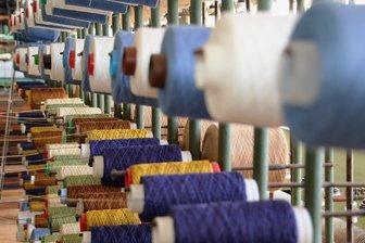 Wie geht es weiter mit der Tannenhauerfabrik? - Garnspulen in der Schauweberei Braunsdorf. Das Museum beherbergt 45 größtenteils funktionsfähige Maschinen und Aggregate. 