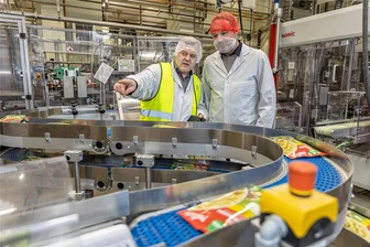 Wie geht‘s weiter beim Tütensuppen-Produzenten Unilever in Auerbach? Gewerkschaften wollen Entlassungen nicht akzeptieren - Da geht’s lang: Auerbachs Bauamtsleiter Patrick Zschiesche (rechts) erhielt bei Unilever auch Erläuterungen zur Produktion.