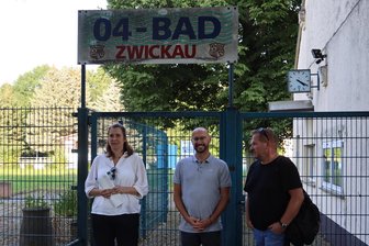 Wie geht‘s weiter mit dem Zwickauer 04-Bad? Viel Ackern im Hintergrund, doch noch kein Geld in Aussicht - Oberbürgermeisterin Constance Arndt, Mike Franke (Sportstättenbetrieb) und Frank Sprotte (Dezernat Bauen) beim Stadtspaziergang am Mittwochabend vorm geschlossenen Zwickauer 04-Bad.