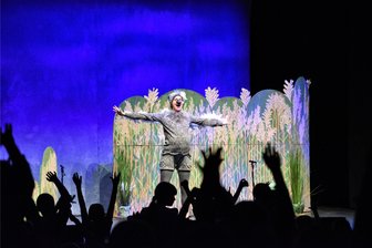 Wie geht Theater? Kulturmacher in Bad Elster mit neuem Angebot für Kindergruppen - Die Darsteller der Schaubühne Augsburg spielten im König-Albert-Theater Bad Elster die Geschichte „Das hässliche Entlein“ von Hans Christian Andersen.