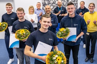 Wie gewinnt man Fachkräfte? Siltronic setzt auf eigene Azubis - Feierlich hat die Siltronic AG ihre Auszubildenden in die Belegschaft am Standort Freiberg übernommen. Vorn: Florian Thiel, Elektroniker für Automatisierungstechnik, 2. R. v. l.: die Mechatroniker Rick Organiska und Jannis Liebscher, 3. R. v. l.: Christopher Krasselt, Elektroniker für Automatisierungstechnik, Werkstattleiter Alexander Nitzsche, Standortleiter Dr. Christian Heedt, 4. R.: Ausbildungsverantwortliche Katja Drechsel, 5. R. v. l.: Betriebsratsvorsitzender Mario Dietze sowie die fachlichen Ausbilder in der Werkstatt André Vogel und Heiko Göpfert.