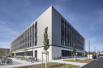 Wie Goldbeck Schulen baut: Vom Plan bis zum ersten Pausenklingeln - Das Marie-Curie-Gymnasium Leipzig hat Goldbeck erst fertiggestellt und an 1200 Schüler übergeben. Die Modul- oder Systembauweise macht das schnelle Bauen möglich. Es ist dort praktikabel, wo Schulen und Wohnungen gebraucht werden.