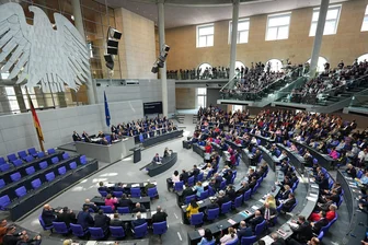 Wie Gregor Gysi den Bundestag auf eine Geduldsprobe stellt - Blick auf den Plenarsaal während der konstituierenden Sitzung des 21. Deutschen Bundestages.