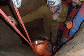 Wie groß ist die Gefahr in sächsischen Höhlen? - Höhlenretter probten Ende Juni im Bielatal in der Sächsischen Schweiz den Ernstfall. Konkret ging es darum, Menschen aus Spalten zu bergen, den Transport Verletzter aus Engstellen zu üben und vermisste Personen aus Hohlräumen zu retten.