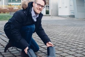 Wie Gründer den Verkehr in Städten entlasten wollen - Parksensoren sollen erkennen, ob der Parkplatz belegt ist oder nicht. Thorge Harms präsentiert die unauffälligen Geräte.