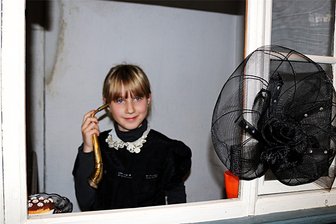 Wie Grünstädteler Kirchen-Kids das Siegelmariechen und eine Pfarrerstochter zum Leben erwecken - Hanna (8) war bei der Kirchenführung in Grünstädtel in die Rolle des armen Siegelmariechens geschlüpft, das einst auf ein Hörrohr angewiesen war.