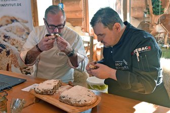 Wie gut sind die Stollen der einheimischen Bäckereien? In Blockhausen sind 81 Exemplare getestet worden - Stollentest in Blockhausen: André Bernatzky (l.) und Sebastian Weidelt checken 81 Stollenvariationen von 30 teilnehmenden Bäckerbetrieben.