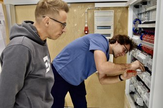 „Wie haben Sie das geschafft, Herr Vieweg?“: Chemnitzer Elektro-Betrieb kann sich die Azubis aussuchen - Azubi Leon-Bastian Lath (r.) mit seinem Chef Martin Vieweg an einem Schaltschrank für eine Video-Sprechanlage.