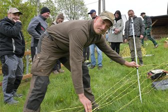 Wie hält man den Wolf von seiner Herde fern? Schafhalter im Erzgebirge in Sorge um ihre Tiere - Jan Raupach aus Aue ist Berufsschäfer. Er hat 13 Herden, mit denen er vor allem Flächen auf Hanglagen bewirtschaftet. Das bringt viel anstrengende Arbeit mit sich.