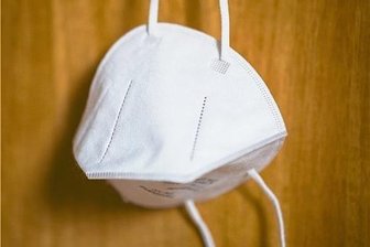 Wie hält meine FFP2-Maske länger? Vier Tricks zur Desinfektion - Die bekannteste Methode: abhängen zum Auslüften.