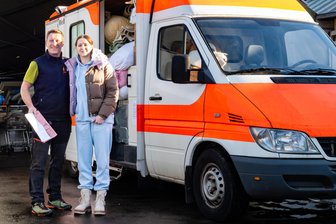 Wie Hainichen den Kriegskindern in der Ukraine Hoffnung schenkt - Thomas Kretschmann vom Verein übergab Yulia Kravchenko die Papiere zur Überführung des Fahrzeugs in die Ukraine.