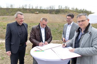 Wie Halden in Freiberg dem Klima nützen sollen - Im April 2022 vereinbarten Stadtwerke-Vorstandschef Axel Schneegans (2. v. l.) und Saxonia-Geschäftsführer Heiko Schwarz (r.) vor Freibergs OB Sven Krüger (l.) und dessen Döbelner Amtskollegen Sven Liebhauser ihre Zusammenarbeit bei PV-Projekten auf Halden am Hammerberg und am Industriegebiet Saxonia in Freiberg.