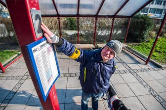 Wie Hausnummern Blinden beim Busfahren im Erzgebirge helfen - Blinden wie Daniel Pilz helfen Hausnummern am Busbahnhof Aue bei der Orientierung. Weitere Busbahnhöfe im Erzgebirge sollen so ausgestattet werden. Das wurde bei einem Treffen der Arbeitsgruppe „ÖPNV für alle“ besprochen.